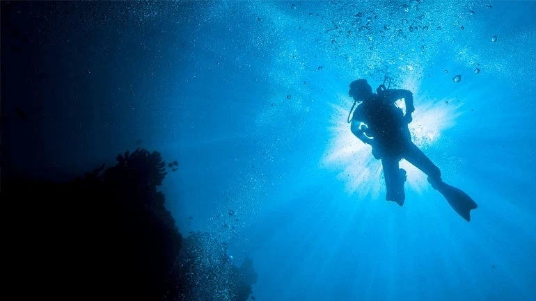 Συγκλονιστικό βίντεο από τη διάσωση ψαροντουφεκά που εγκλωβίστηκε σε βράχο στο Λουτράκι